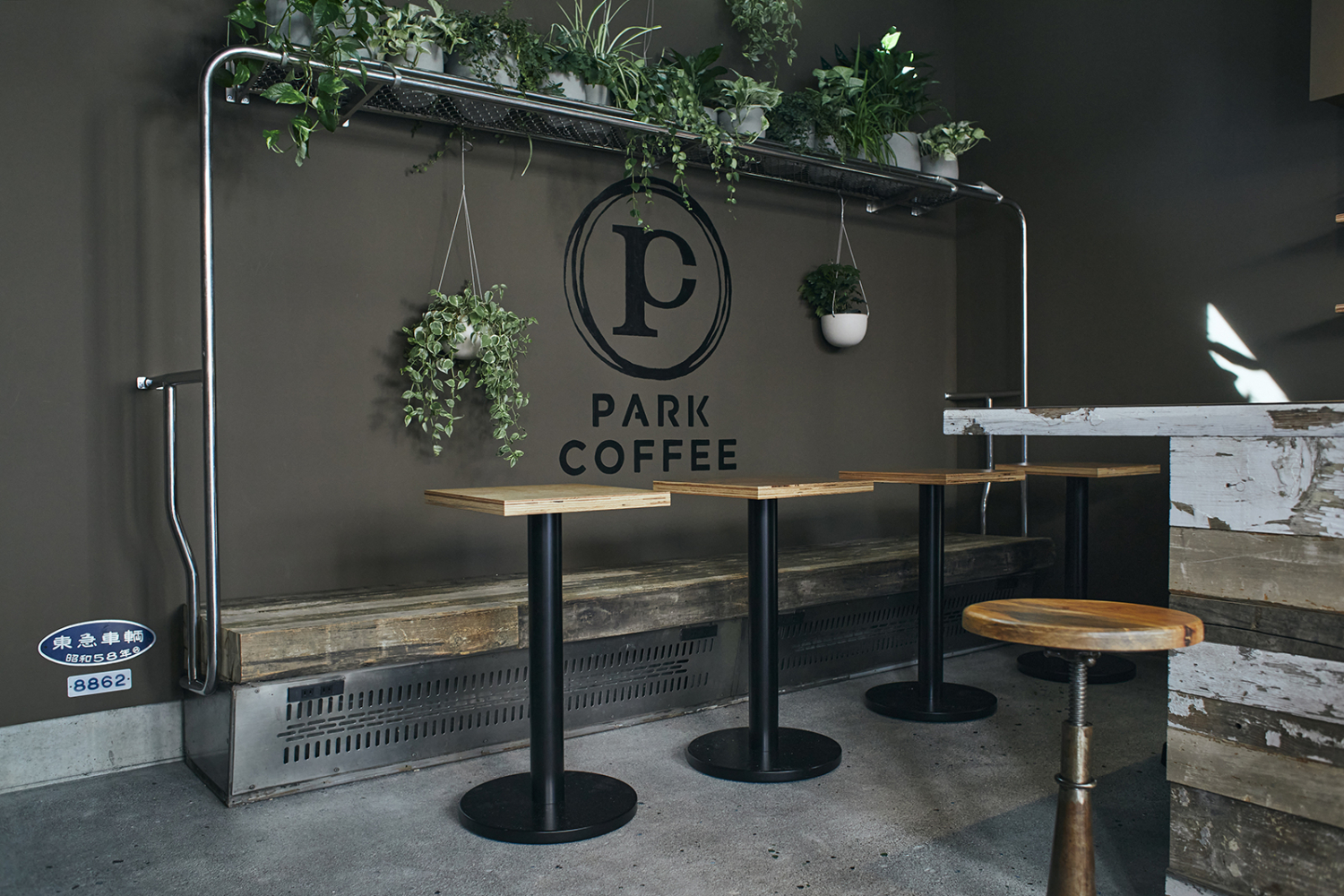 廃棄される鉄道車両の部品を使用したPARK COFFEE